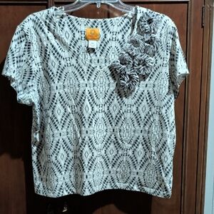 Ruby Rd. Black and White Geometric Short Sleeve Top